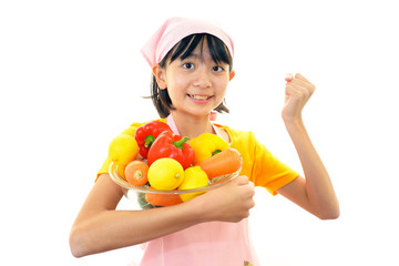 野菜を持つ笑顔の女の子