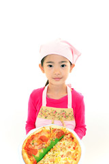料理を運ぶ女の子