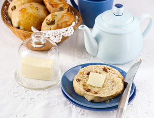 Raisin teacakes