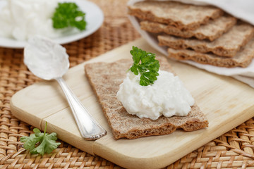 Knäckebrot mit Magerquark