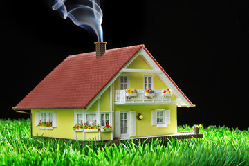 Heizkosten miniatur haus mit Rauch Nahaufnahme