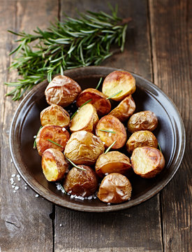 Oven-baked potatoes with sea salt and rosemary