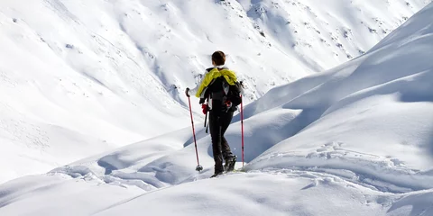 Fotobehang escursione con racchette da neve © Silvano Rebai