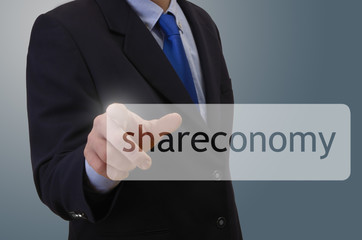 Businessmann berührt Shareconomy-Symbol