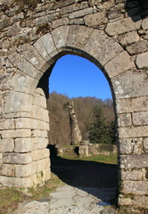 ruines du château de la Roche-haute à Gimel (Corrèze)