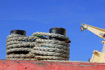 Cuxhaven: Schiffstau am Anleger im Hafen