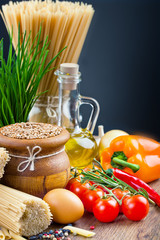 The composition of the pasta and vegetables on background
