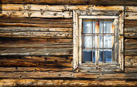 vecchia finestra in legno di larice