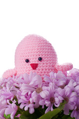 selbstgemachtest Küken mit Blumen und Ostereiern