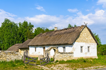 Fototapeta na wymiar Typowy ukraiński zabytkowy dom
