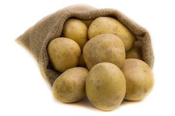 Leinensack mit frischen kartoffeln