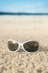 Sonnenbrille am Strand