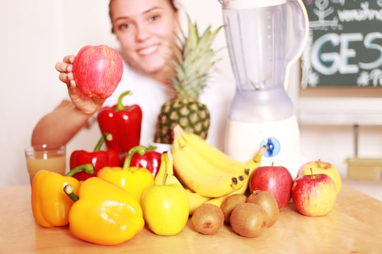 Frau mit Obst und Gemüse