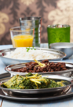 indisches Murgh Palak und Dhal mit Reis
