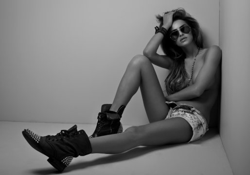 black and white photo of sexy woman with sunglasses