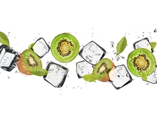 Keuken foto achterwand Fruit in ijs Kiwischijfjes met ijsblokjes, geïsoleerd op witte achtergrond