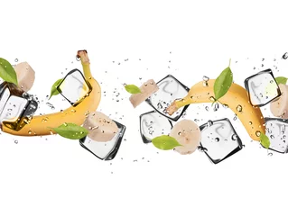 Selbstklebende Fototapete Im Eis Banane mit Eiswürfeln, isoliert auf weißem Hintergrund