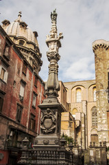 Fototapeta na wymiar pomnik w historycznym centrum Neapolu