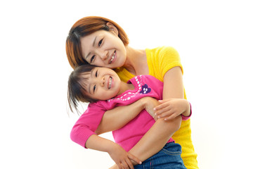 幸せそうな表情を浮かべる親子