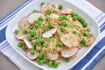 Radieschen Erbsen Couscous Salat