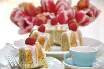 Mohn Gugelhupf mit Himbeeren