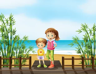 Rolgordijnen Een jonge jongen en een meisje bij de brug bij het strand © GraphicsRF