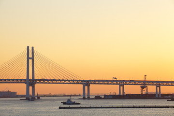Fototapeta na wymiar Bay Bridge na wschód słońca w Jokohamie, w Japonii