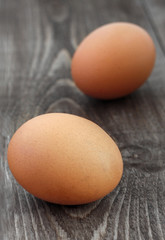 Коричневые яйца на деревянном столе