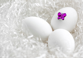 Пасхальные яйца с украшением в виде бабочки
