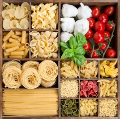 Foto auf Acrylglas Produktauswahl Assorted pastas in wooden box