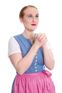 Bayerisches M&auml;dchen isoliert im Dirndl betet