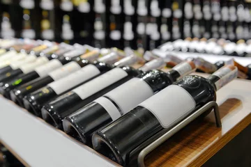 Lichtdoorlatende rolgordijnen Bar Red and white wine in bottles