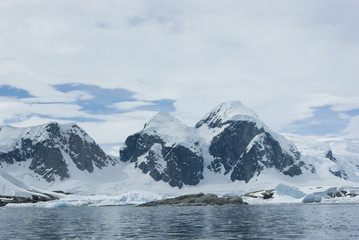 Fototapeta na wymiar Góry Antarktydzie - 1.