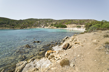Fototapeta na wymiar Ludzie lubią czystą wodę w dzikiej zatoczce Sardynii