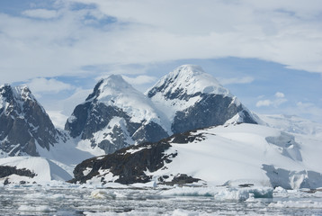 Fototapeta na wymiar W górach Antarktydy - 3.