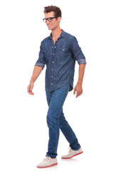 Naklejka premium man walks away from camera