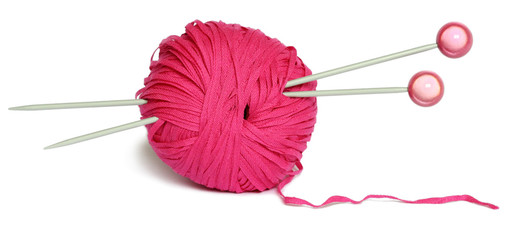 Pelote de fil de cotton couleur rose avec des aiguilles à tricoter isolée sur blanc. - obrazy, fototapety, plakaty