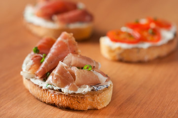 Bruschetta with goat cheese and prosciutto