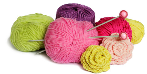 Pelotes de fils de laine couleurs vifs isolés sur fond blanc © Aygul Bulté
