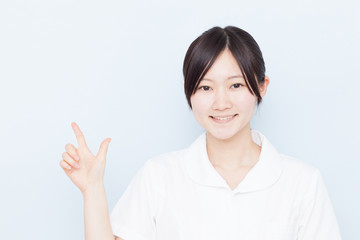 指差す女性看護士