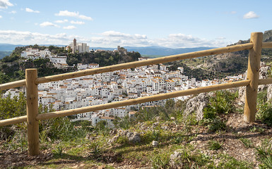 Fototapeta premium Casares desde una barandilla