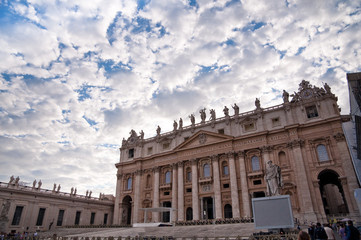 Obraz premium St Peter Basilica front fachade with cloudy sky at Vatican