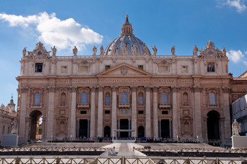 Fototapeta na wymiar St Peter Basilica Fachade na niebieskim dni nieba w Vaticano