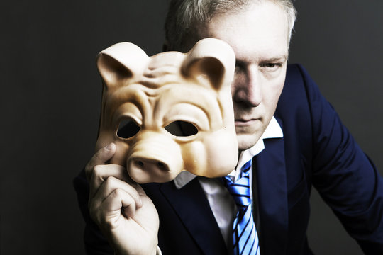 mann mit schwein maske