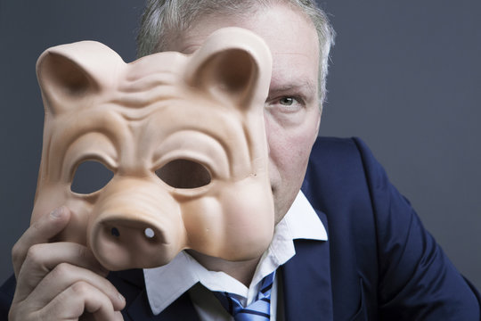 mann mit schwein maske