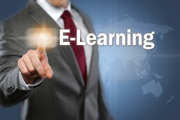 Mann tippt auf Interface E-Learning