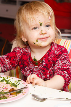 Mädchen isst Spinat