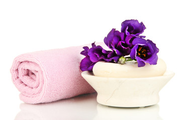 Obraz na płótnie Canvas Walcowane różowy ręcznik, mydła i piękny kwiat wyizolowanych