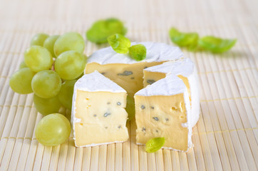 Reifer, cremiger Blauschimmelkäse garniert