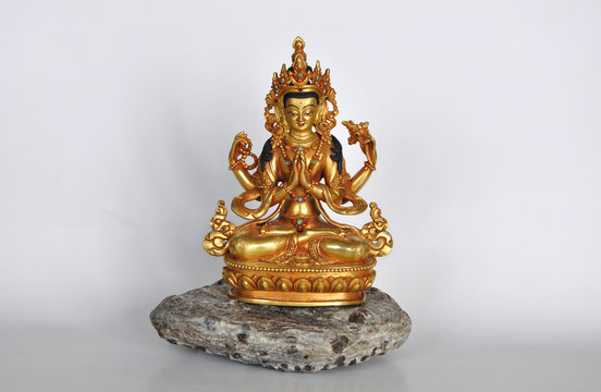 Avalokiteshvara auf Steinsockel